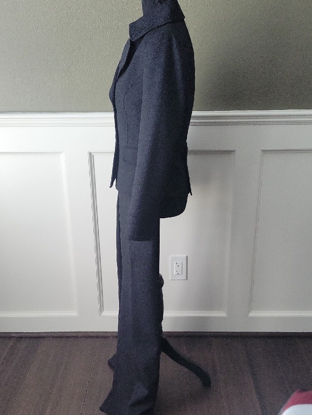 Tailored Black Women's Wide-Leg Pantsuit with Peplum Jacket - Picture 3 of 5